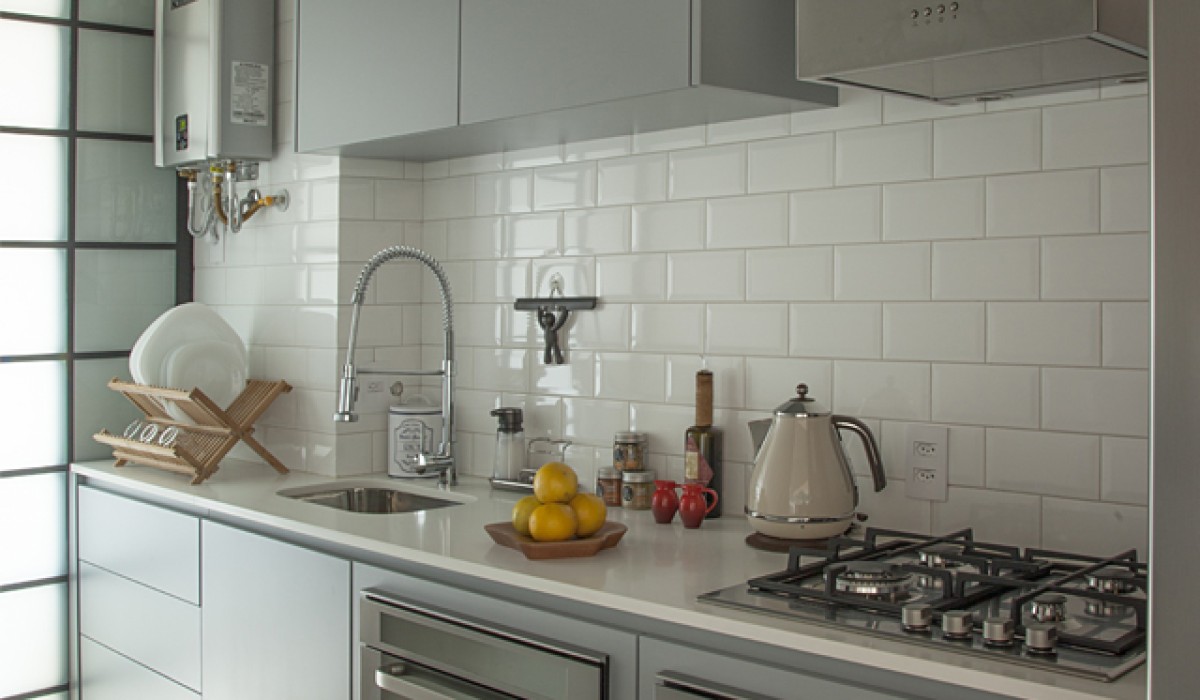 Luminosidade e ventilação natural entre a cozinha e área de serviço